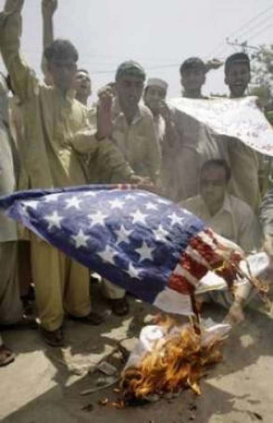 پشاور،شہری امریکی حملے کیخلاف احتجاج کے دوران امریکی پرچم ..