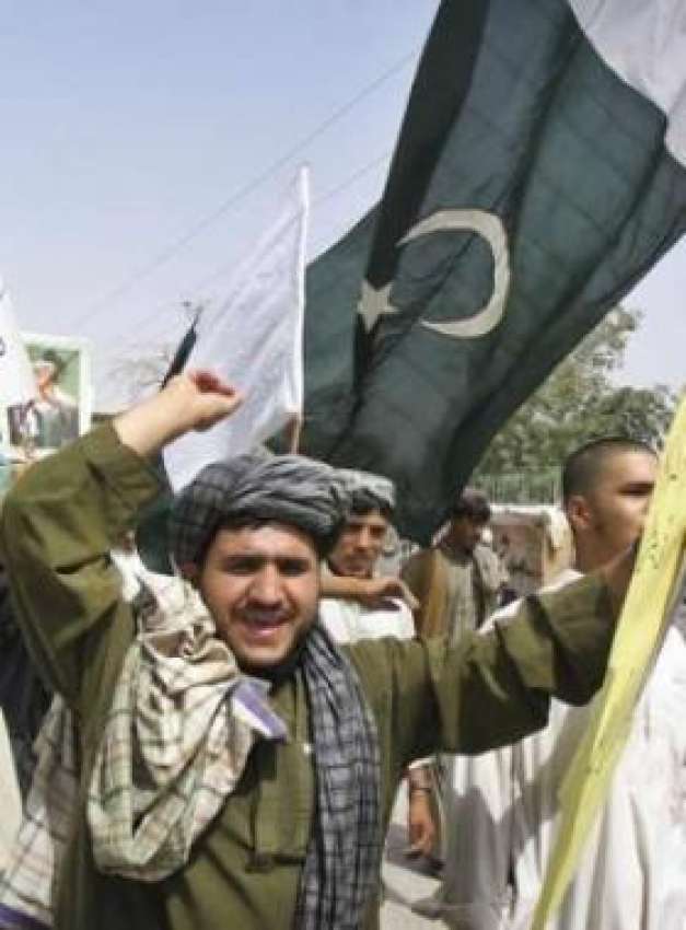 چمن،مقامی قبائلی پاکستانی پرچم اُٹھائے افغان صدر حامد کرزئی ..