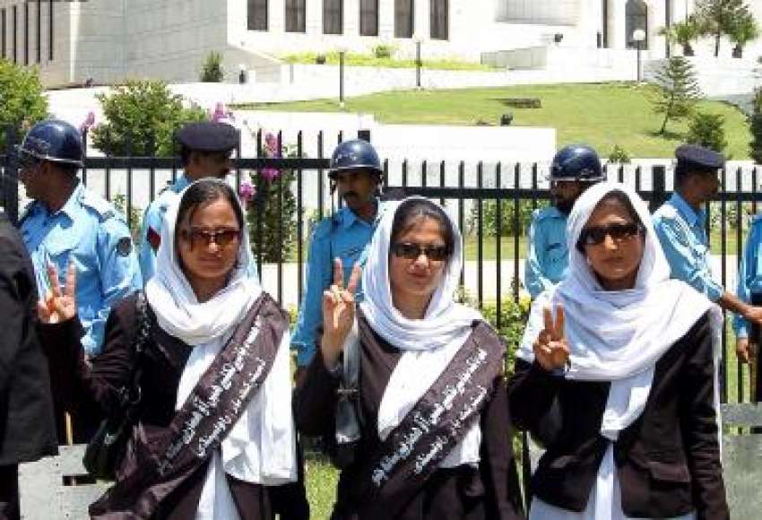 اسلام آباد،وکلا ریلی میں خواتین وکلا نے وکلاء وکٹری کا نشان ..