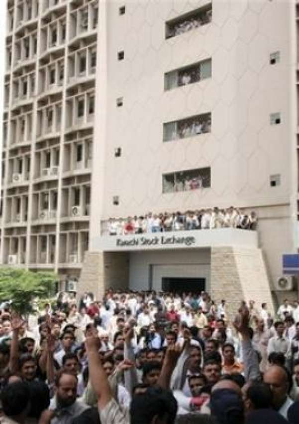 کراچی،کراچی سٹاک ایکسچینج کے باہر سینکڑوں چھوٹے سرمایہ ..