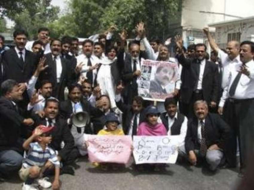 حیدرآباد، احتجاجی تحریک میں شامل وکلاء صدر پرویز مشرف سے ..