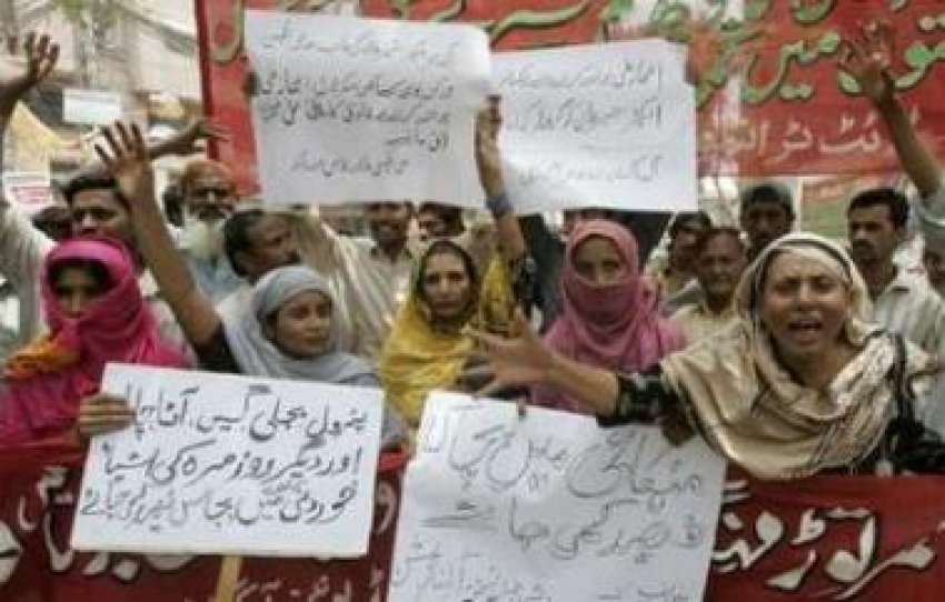 حیدرآباد،خواتین بڑھتی ہوئی مہنگائی کے خلاف احتجا ج کر رہی ..