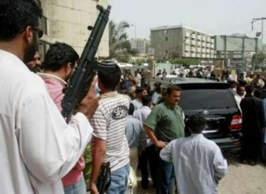 کراچی،پیپلزپارٹی کے مسلح کارکن مقامی ہسپتال کے باہر جمع ..