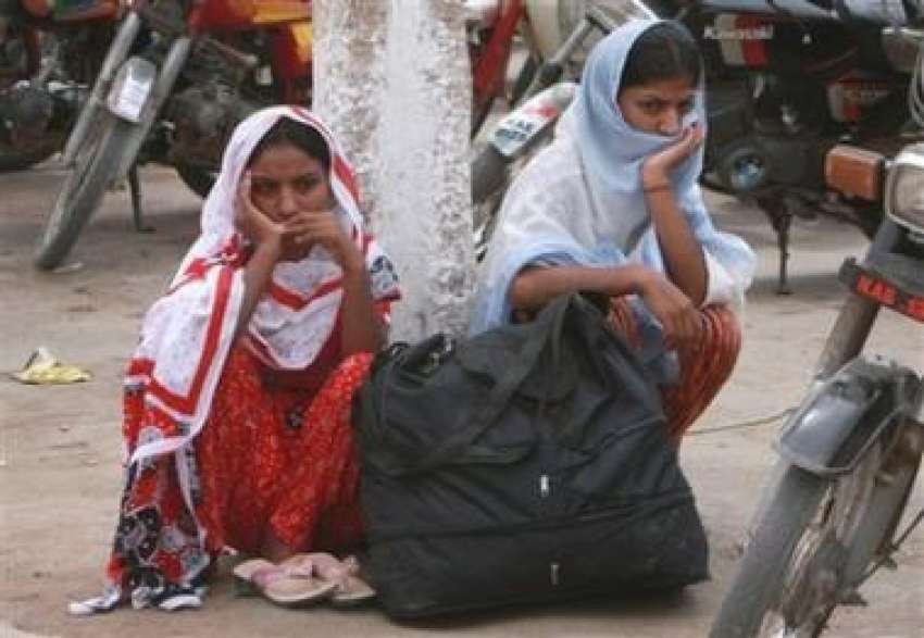 کراچی،ٹرانسپورٹرز کی ہڑتال کے باعث 2 لڑکیاں‌بس کے انتظار ..