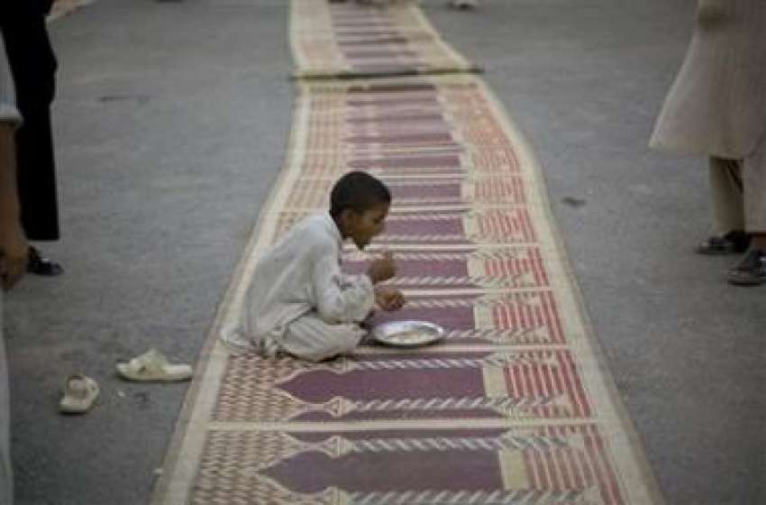 راولپنڈی، ایک غریب بچہ مسجد کے باہر ملنے والا لنگر کا کھانا ..