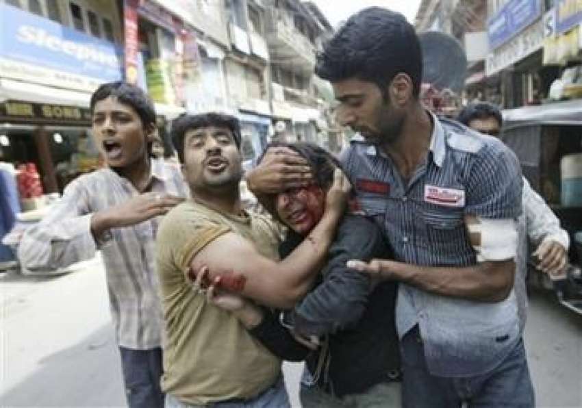 سرینگر،کشمیری نوجوان بھارتی پولیس کے لاٹھی چارج سے زخمی ..