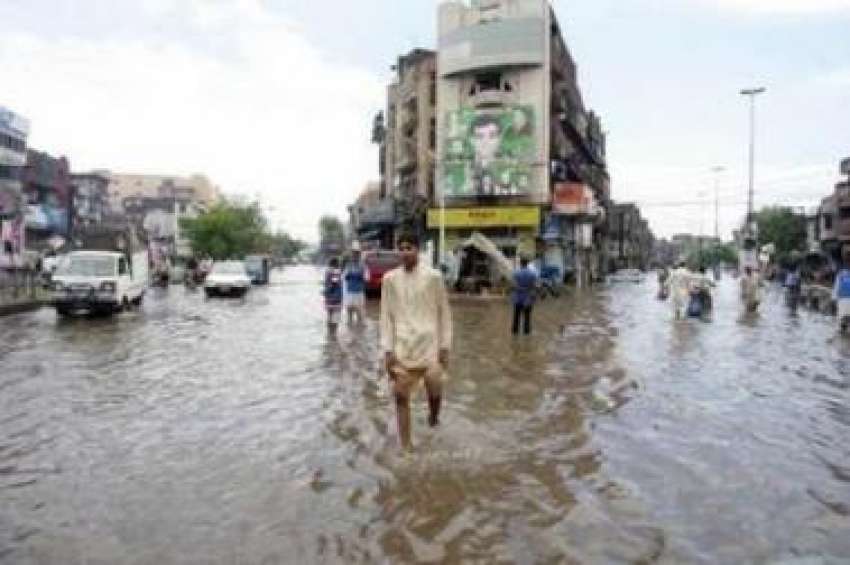 لاہور، شدید بارشوں کے بعد اندرون لاہور کی سڑکوں پر پانی ..