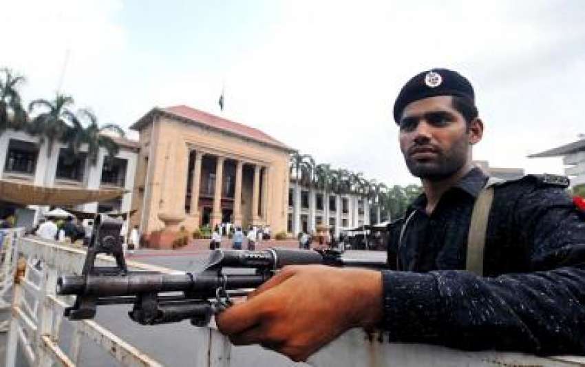 لاہور،پولیس اہلکارپنجاب اسمبلی کے سامنے الرٹ کھڑا ہے۔