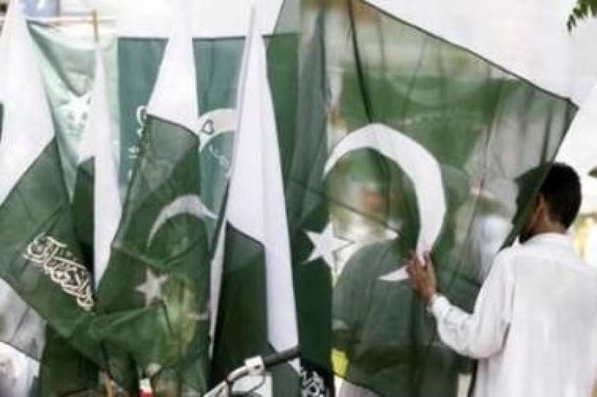 اسلام آباد،ایک شہری جشن آزادی کے حوالے سے قومی پرچم خرید ..