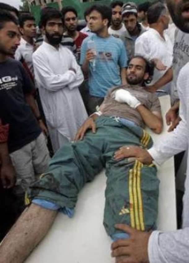 شرینگر، بھارتی پولیس کی فائرنگ سے زخمی ہونے والے ایک نوجوان ..