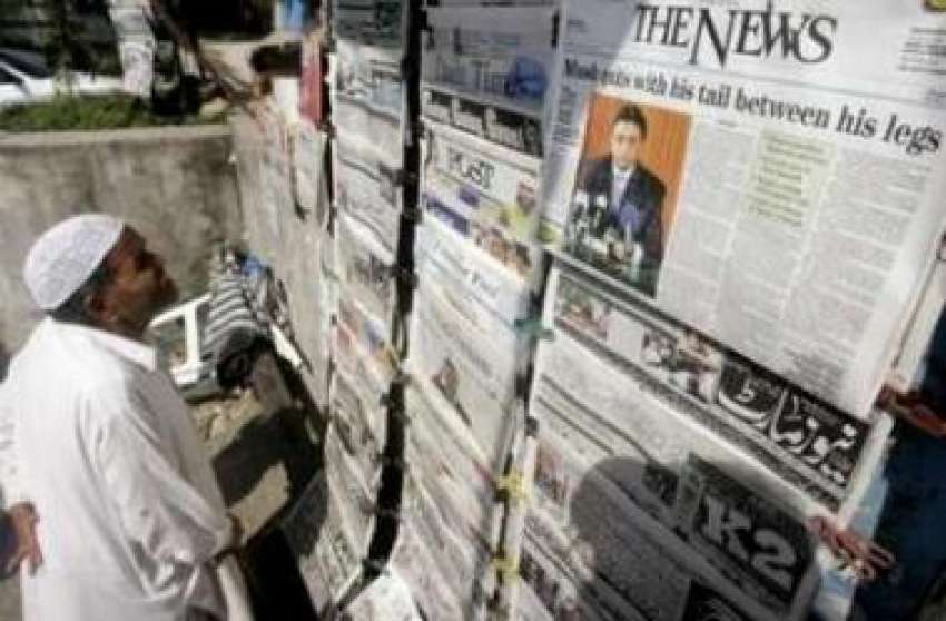 اسلام آباد، ایک راہگیر اخبار فروش کی دوکان پر لگے اخبارات ..