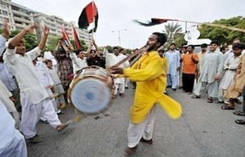 کراچی،صدر پرویز مشرف کے مستعٰفی ہونے پر مقامی لوگ خوشی کا ..