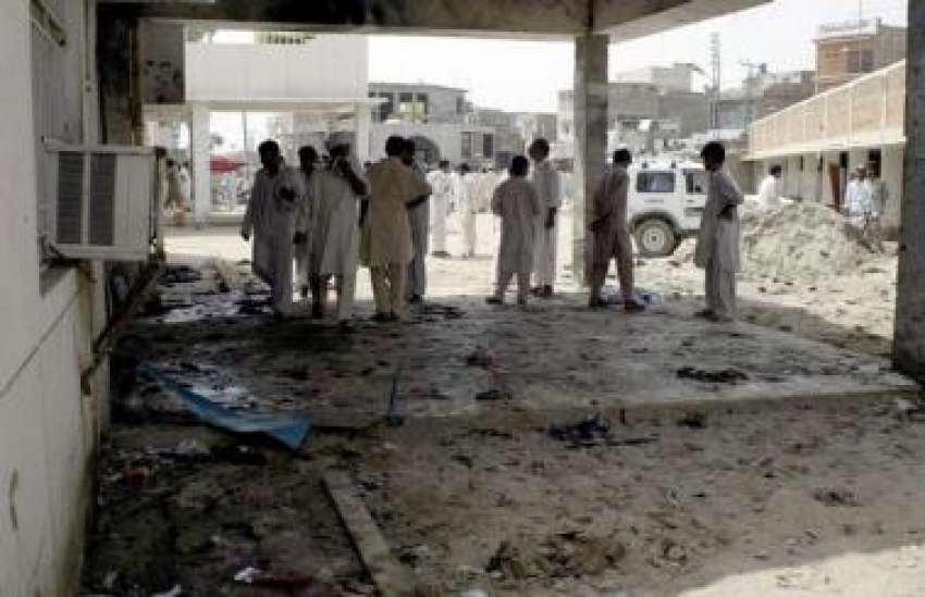 ڈیرہ اسماعیل خان مقامی ہسپتال میں خودکش دھماکے کے بعد سادہ ..