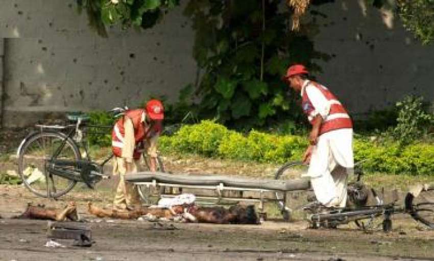 واہ کینٹ،امدادی کارکن دھماکے میں جاں بحق ہونے والے افراد ..