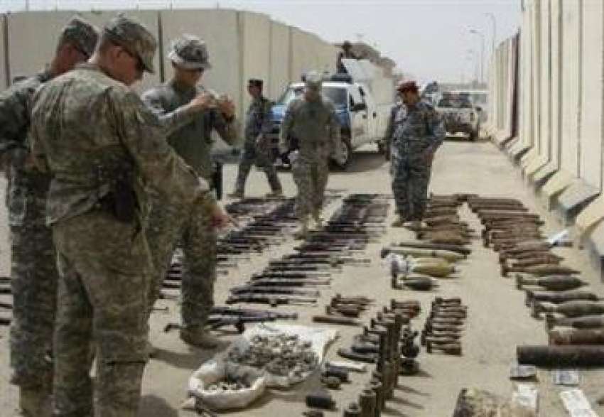 بغداد، امریکی فوجی ہتھیاروں کا معائنہ کر رہے ہیں، یہ ہتھیار ..