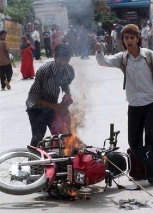 کھٹمنڈو،پٹرول کی بڑھتی ہوئی قیمتوں کی وجہ سے نیپالی شہری ..