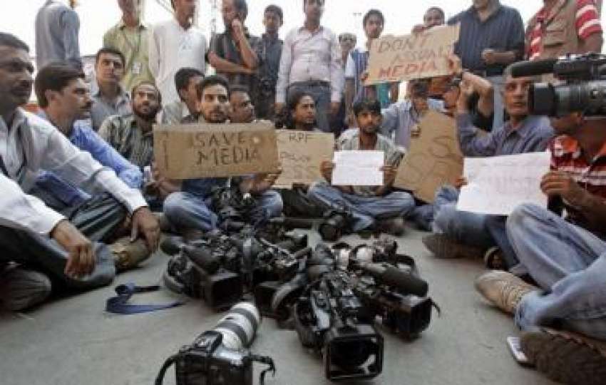 سرینگر،کشمیری صحافی بھارتی فوج کے مظالم کیخلاف احتجاج کر ..