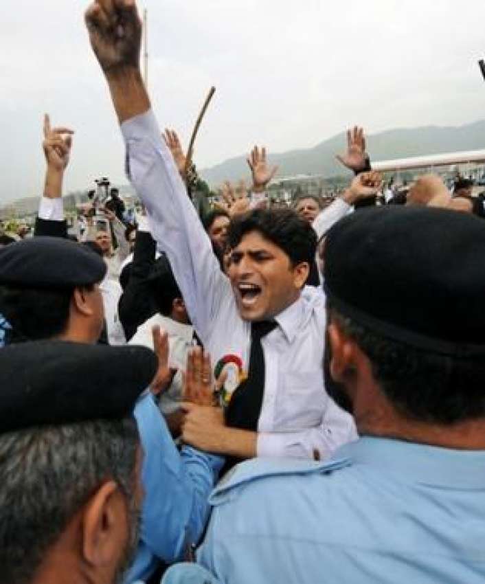اسلام آباد،پولیس اہلکار وکلا کو سپریم کورٹ میں داخل ہونے ..