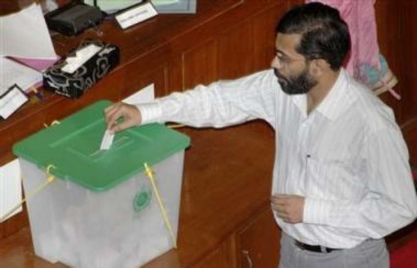 کراچی،رکن صوبائی اسمبلی صدارتی انتخاب کیلئے اپنا ووٹ کاسٹ ..