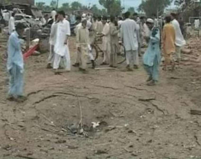 پشاور،پولیس چیک پوسٹ پر خودکش کار بم حملے کے بعد جائے حادثہ ..