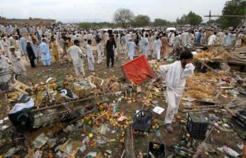پشاور،پولیس چوکی کے قریب ہونیوالے خودکش کار بم حملے کے بعد ..