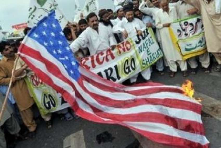 لاہور، امریکہ مخالف احتجاجی مظاہرے میں امریکی پرچم نذرِ ..