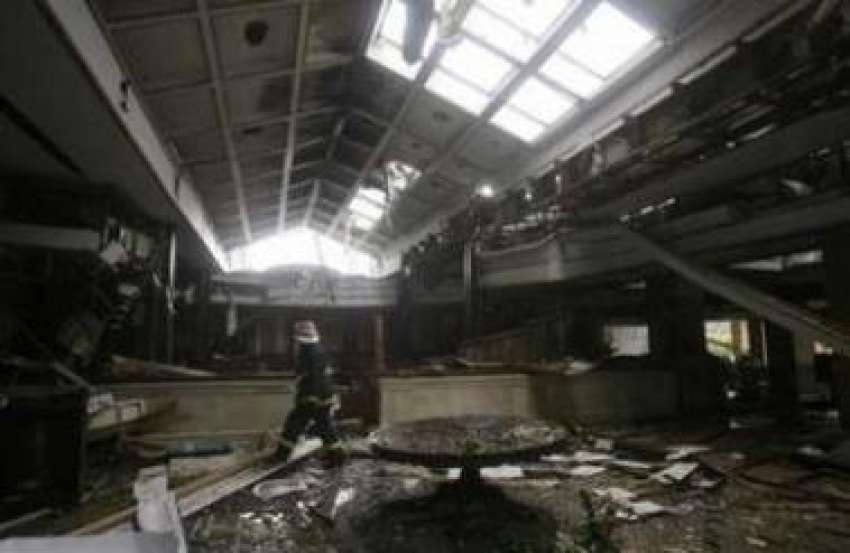 اسلام آباد، میریٹ ہوٹل میں دھماکے کے بعد تباہی کا منظر۔ ..