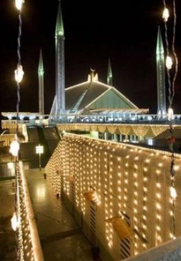 اسلام آباد،لیلتہ القدر کے موقع فیصل مسجد کو لائٹوں‌سے سجایا ..