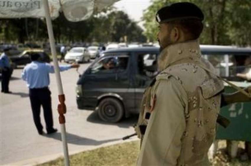 اسلام آباد: پاک فوج کا جوان سکیورٹی خطرات کے پیش نظر الرٹ ..