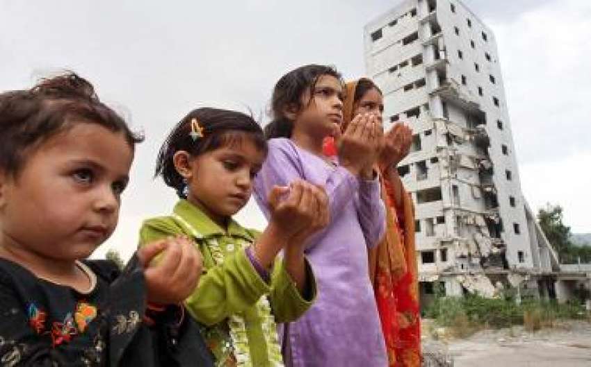 اسلام آباد، بچے مارگلہ ٹاور کے قریب آٹھ اکتوبر کے زلزلہ ..
