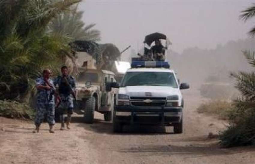 عراق: عراقی سکیورٹی اہلکار ”العدیم صحرا“ کا معائنہ کر رہے ..
