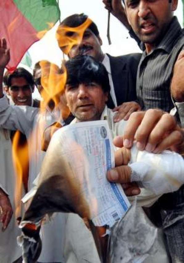 لاہور: تحریک انصاف کے کارکن بجلی کے اضافی بلوں کیخلاف احتجاج ..