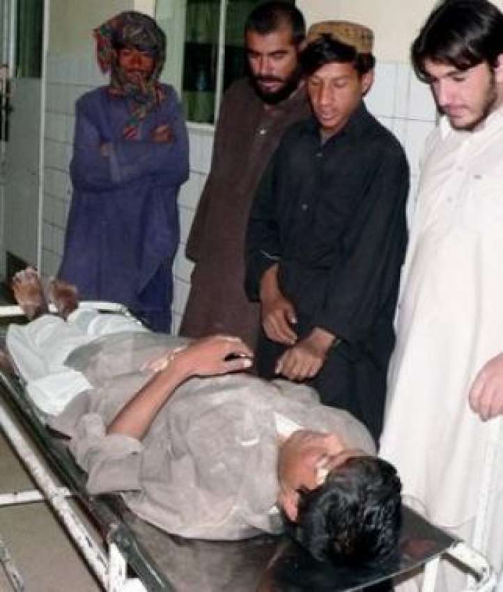 کوئٹہ: زلزلہ میں زخمی ہونے والے شخص کے لواحقین ہسپتال میں ..