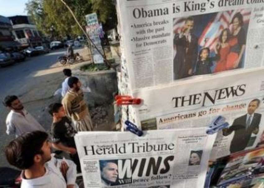 اسلام آباد، اخباروں کے اسٹال پر لوگ باراک اوبامہ سے متعلق ..