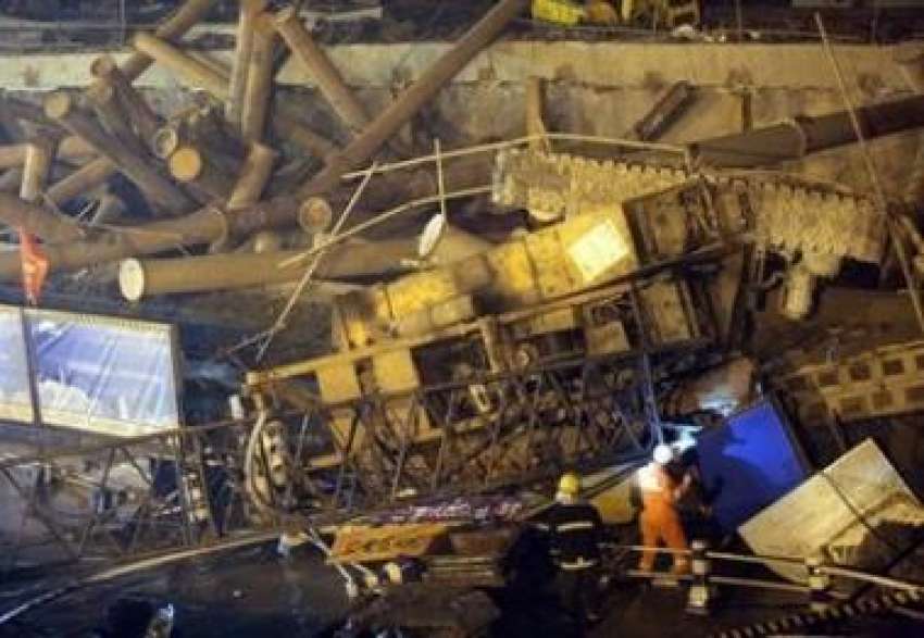 چین: امدادی کارکن گرنے والے زیر تعمیر پل کے ملبے سے زخمیوں ..