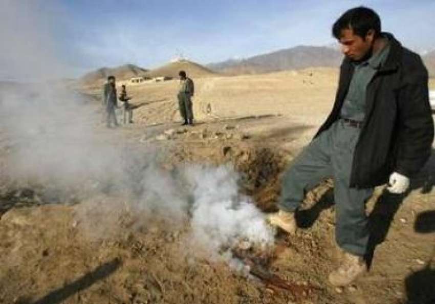 کابل: ایک افغان پولیس اہلکار بم دھماکے سے لگنے والی آگ کو ..