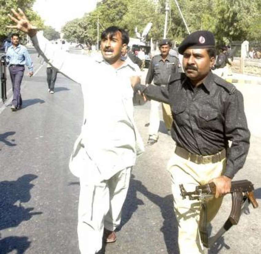 کراچی: پولیس اہلکار سندھ اسمبلی کے سامنے احتجاج کرنے والے ..