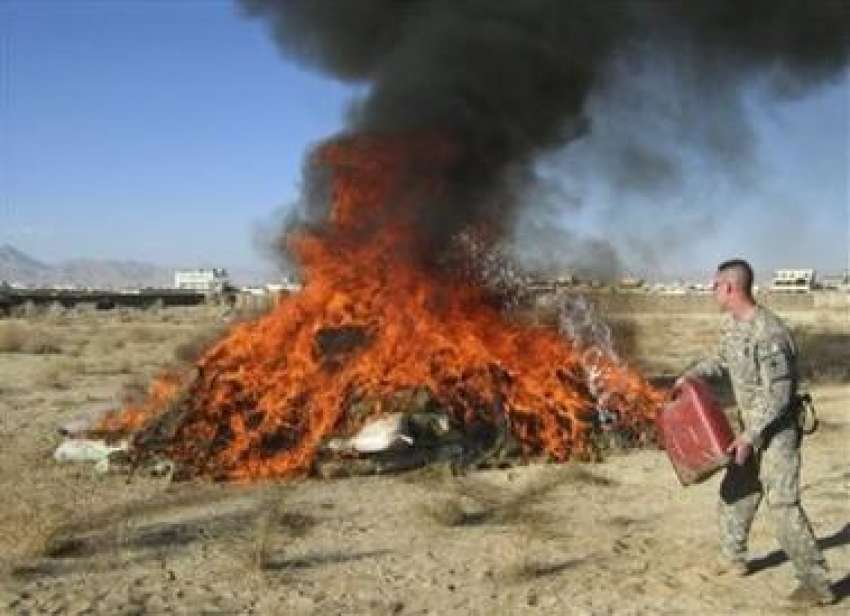 افغانستان: ایساف کا سکیورٹی اہلکار پٹرول پھینک کر منشیات ..