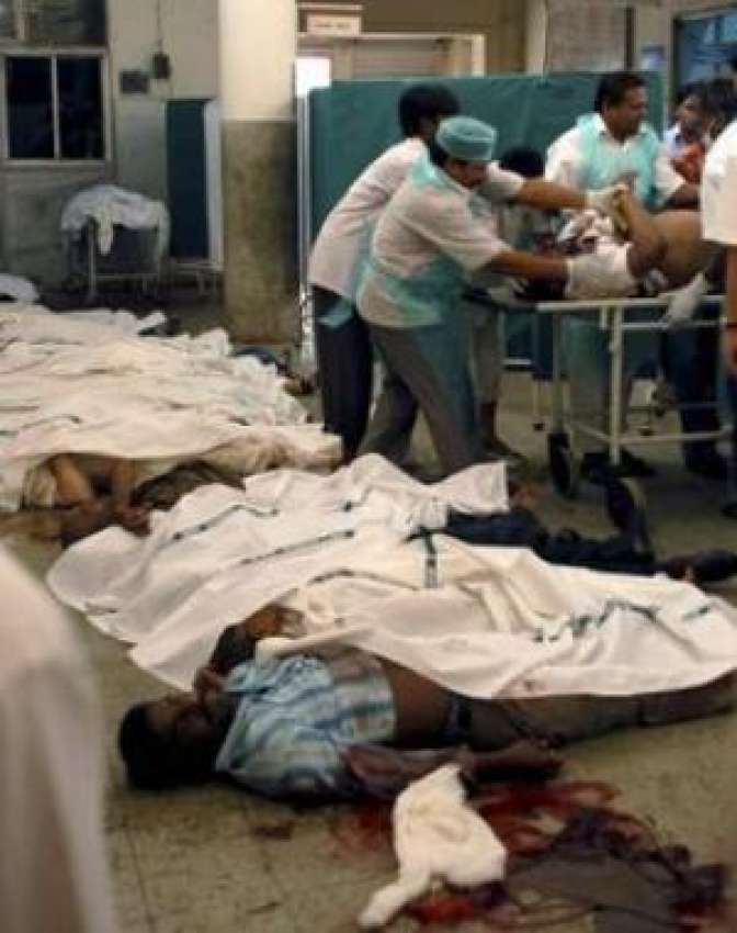  ممبئی،بم دھاکوں اور فائرنگ کے بعد مقامی ہسپتال میں ڈاکڑز ..