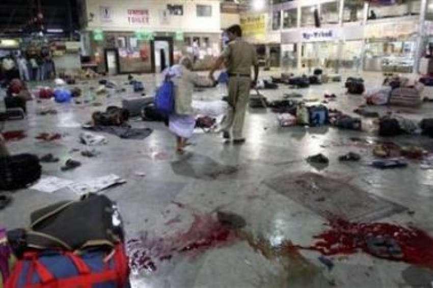  ممبئی،مقامی ریلوے اسٹیشن پر فائرنگ کے بعدایک پولیس اہلکار ..