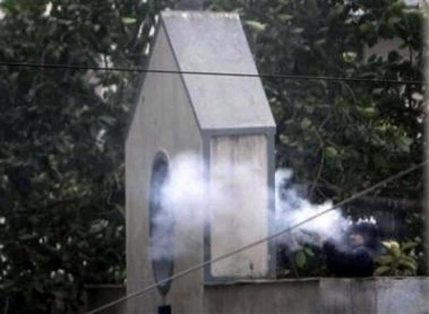 ممبئی،بھارتی سیکورٹی اہلکار اپنی پوزیشن سنبھالے فائرنگ ..