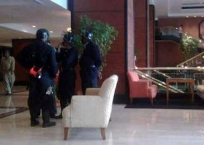 ممبئی: سکیورٹی اہلکار اوبرائے ہوٹل میں آپریشن مکمل کرنے ..