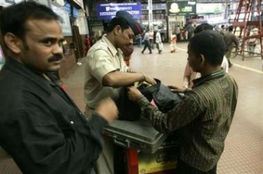 ممبئی،بم دھماکوں کے بعد بھارتی پولیس اہلکارچترپتی شیواجی ..