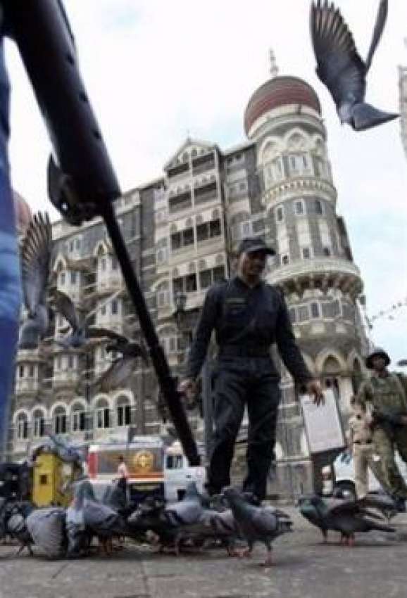 ممبئی،بم دھماکوں کے واقعات کے بعد بھارتی پولیس اہلکار تاج ..
