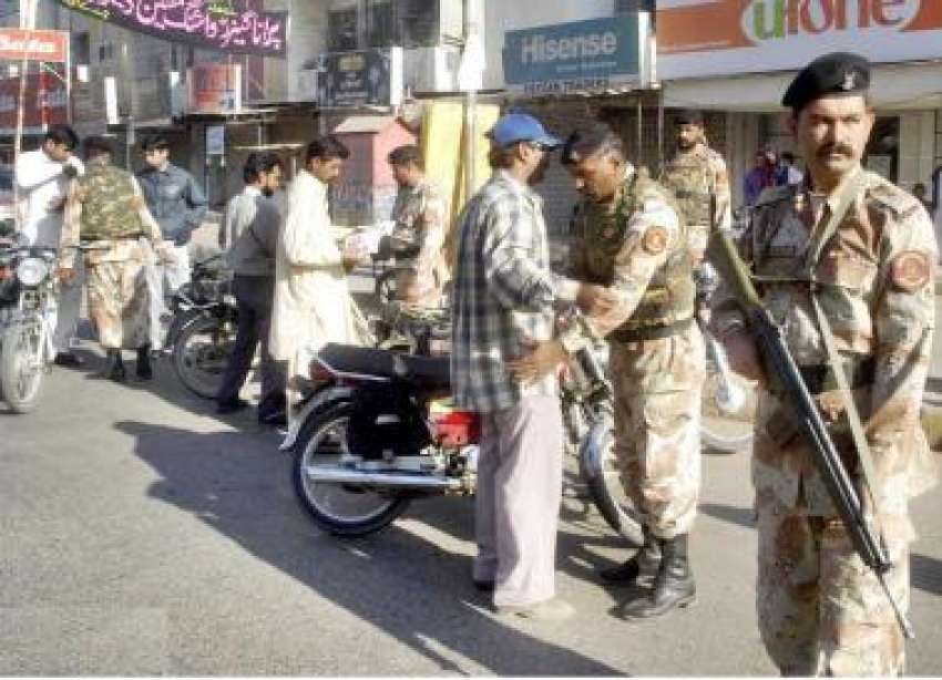 کراچی،حالیہ دہشتگردی کے واقعات کے بعد رنجرز کے جوان امن ..