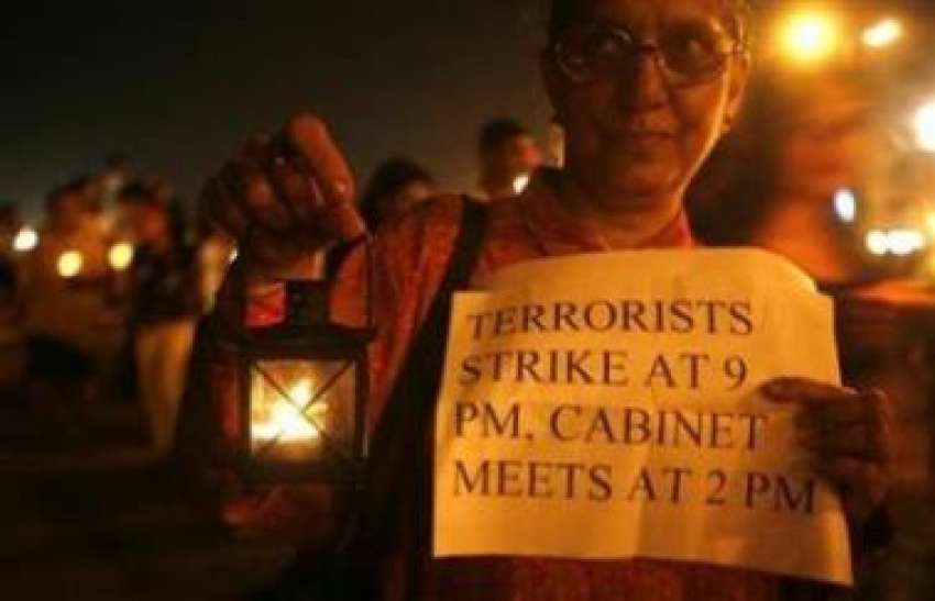 ممبئی،حالیہ دہشتگردی کے واقعات کے بعد مقامی شہری لال ٹین ..