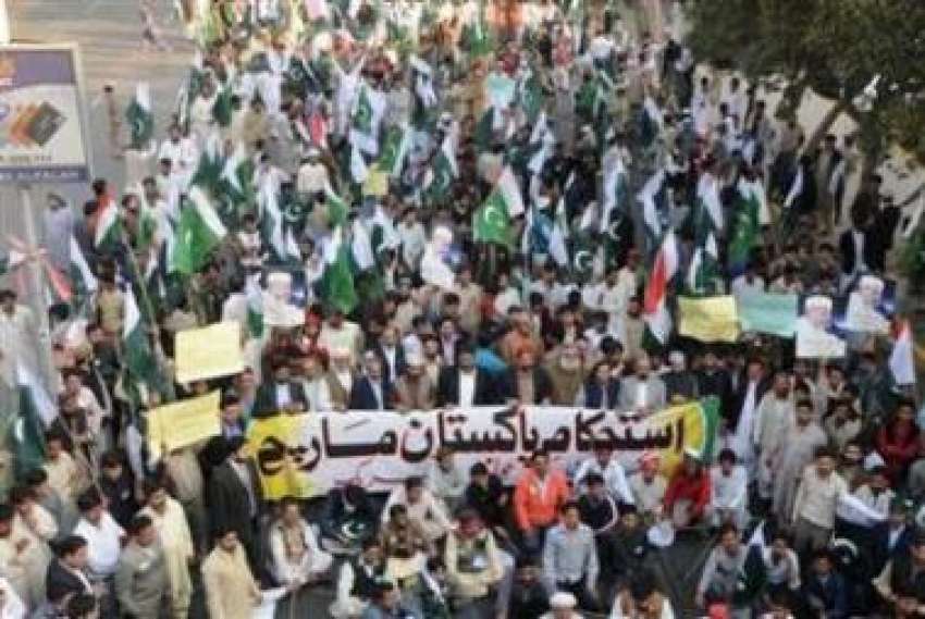 لاہور: پاکستان عوامی تحریک کے کارکن احتجاجی ریلی میں بھارتی ..