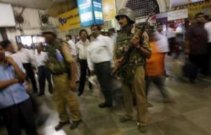 ممبئی،بم دھماکے اور فائرنگ کے بعد چترپتی ریلوے اسٹیشن پر ..