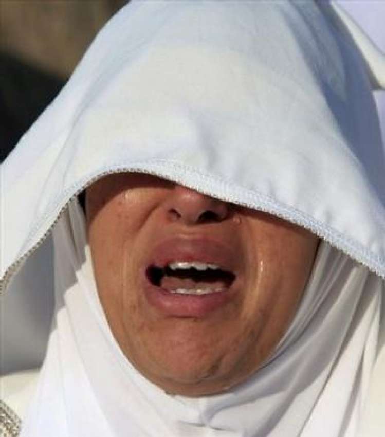 مکہ مکرمہ،ایک خاتون میدان عرفات میں خطبہ حج کے بعد دُعا ..