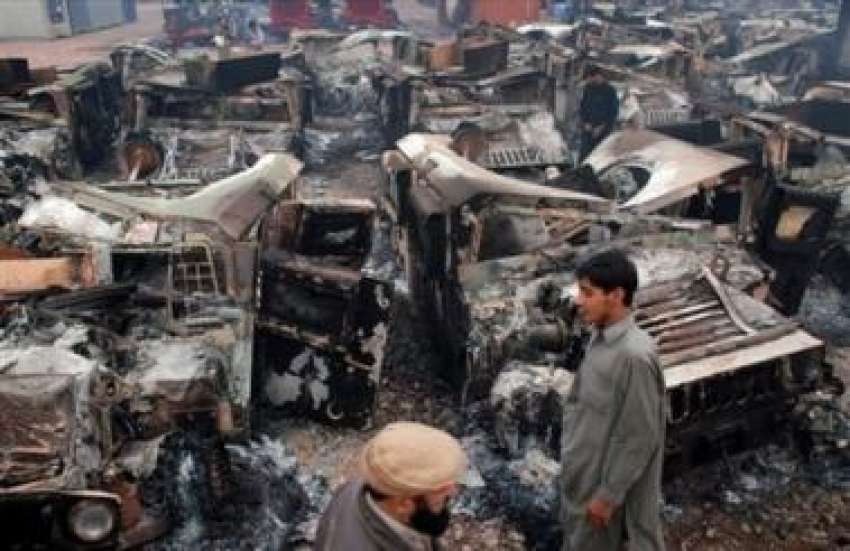 پشاور،مقامی شہری نامعلوم افراد کی جانب سے حملے کے بعد جلائے ..